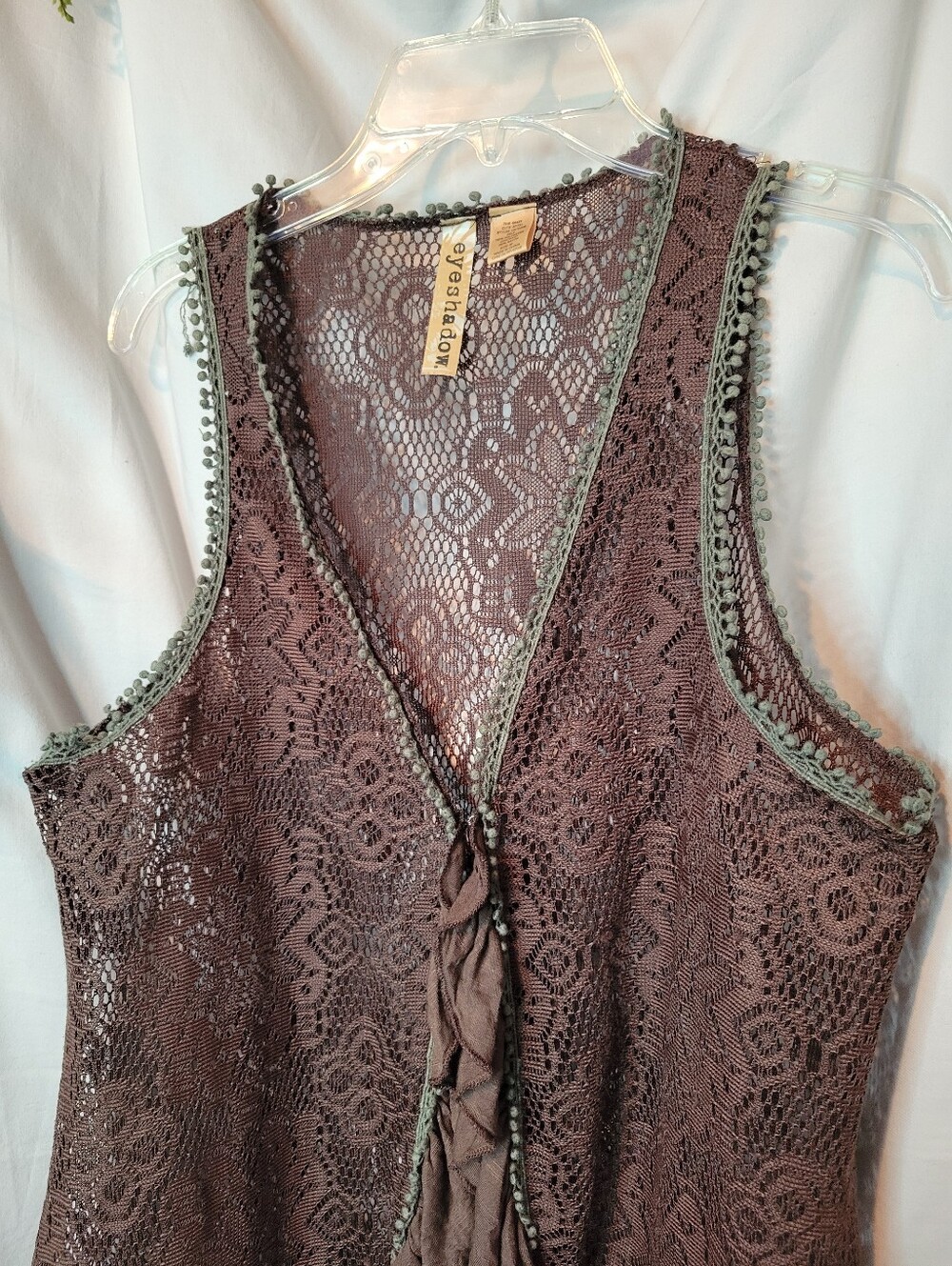Eyeshadow Brown Lace Ruffle Vest - Picture 4 of 12
